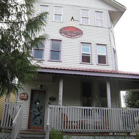 Poppi'S Guesthouse Revelstoke Luaran gambar